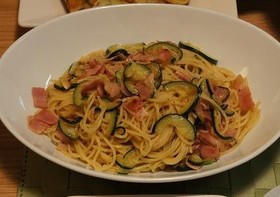 ズッキーニとベーコンのパスタ